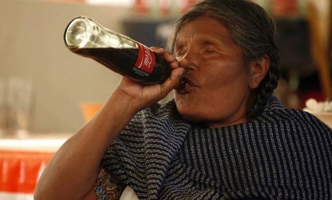 En Chiapas toman más de dos litros de Coca-Cola al día porque es “alimento para sus dioses mayas”