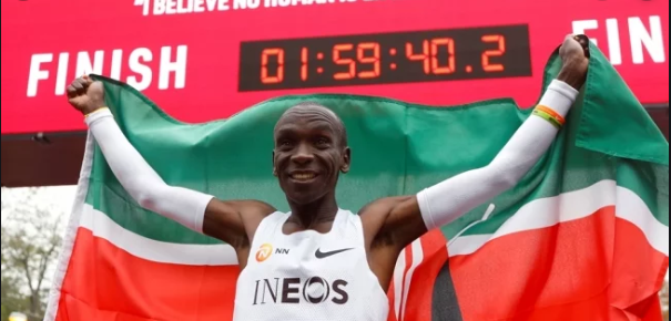 Eliud Kipchoge rompe récord de las 2 horas en maratón
