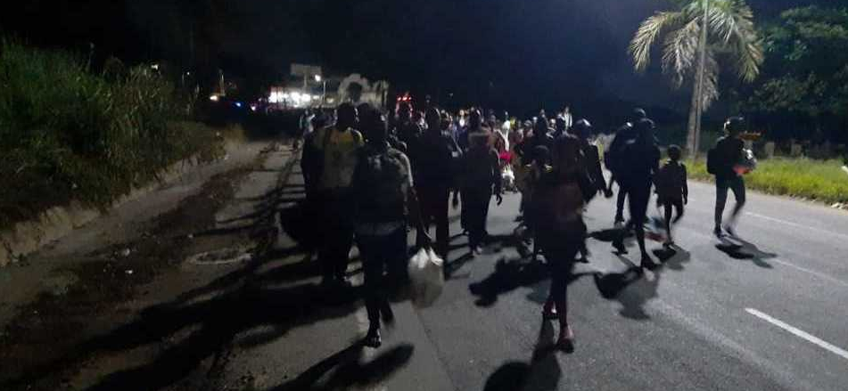 Unos 2,000 migrantes marchan en caravana desde la frontera sur de México